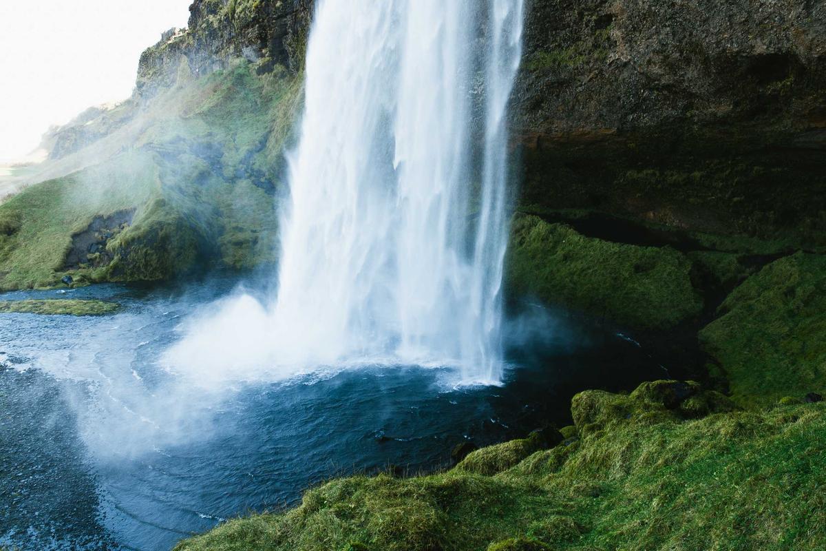 Route côtière longeant l'océan lors d'un road-trip au lever du jour